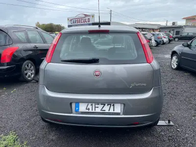 Fiat Punto 2008 - 7950 EUR, 184717 km - AUTO.MOTO.pt - 184717km - foto 3 de 18