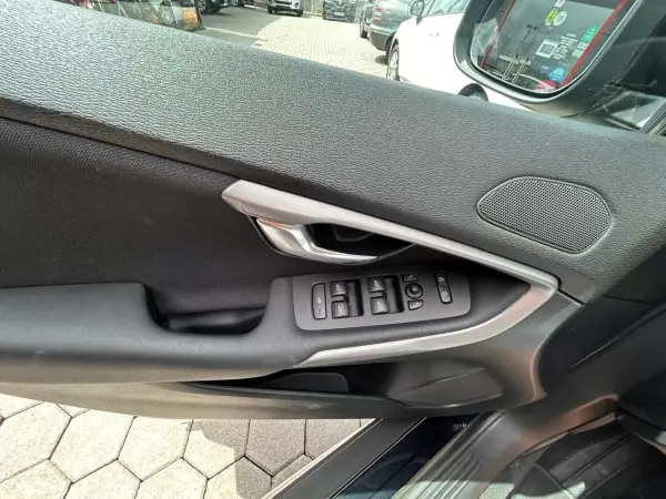 Volvo V40 Cross Country 2014 - 11750 EUR, 189500 km - AUTO.MOTO.pt - 189500km - foto 9 de 20