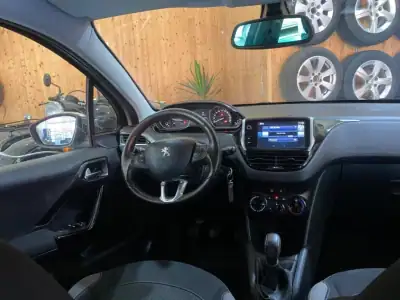 Peugeot 208 2016 - 10900 EUR, 139000 km - AUTO.MOTO.pt - 139000km - foto 8 de 17