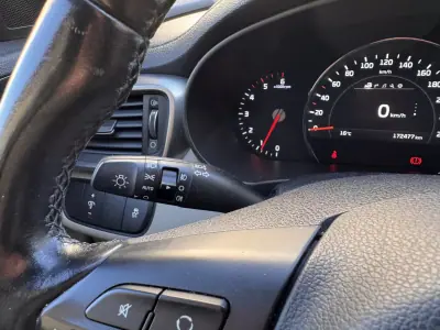 Kia Sorento 2015 - 16000 EUR, 175000 km - AUTO.MOTO.pt - 175000km - foto 12 de 22