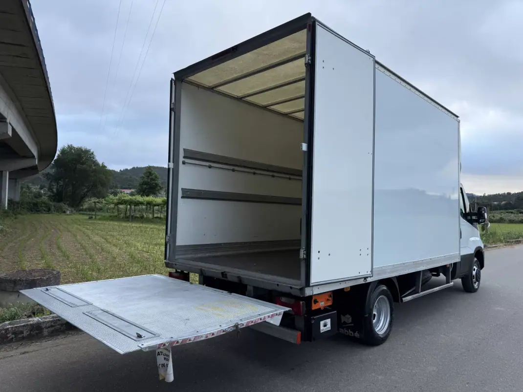Iveco DAILY 35-140 CONTENTOR E PLATAFORMA 2018 - 29990 EUR, 81000 km - AUTO.MOTO.pt - 81000km - foto 8 de 28