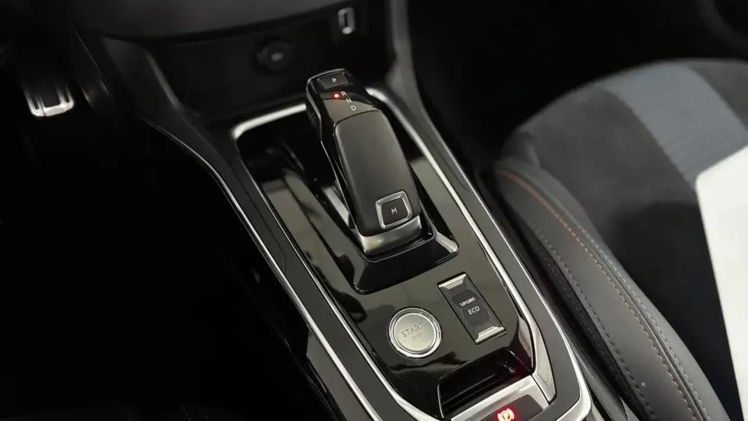 Peugeot 308 2019 - 14900 EUR, 50000 km - AUTO.MOTO.pt - 50000km - foto 24 de 51