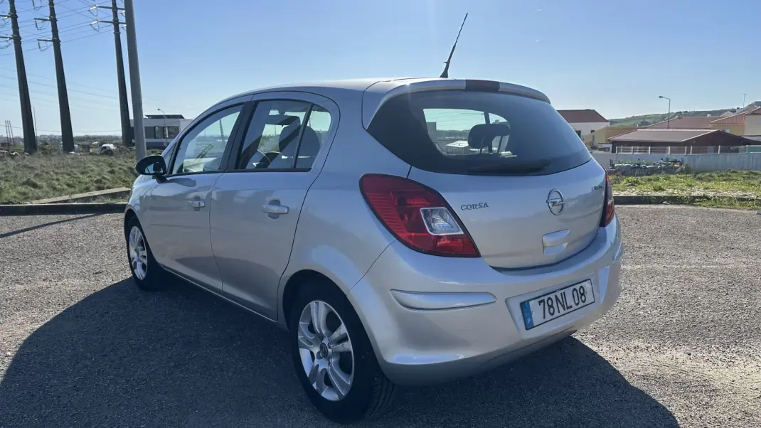 Opel Corsa 2013 - 4650 EUR, 212000 km - AUTO.MOTO.pt - 212000km - foto 5 de 13