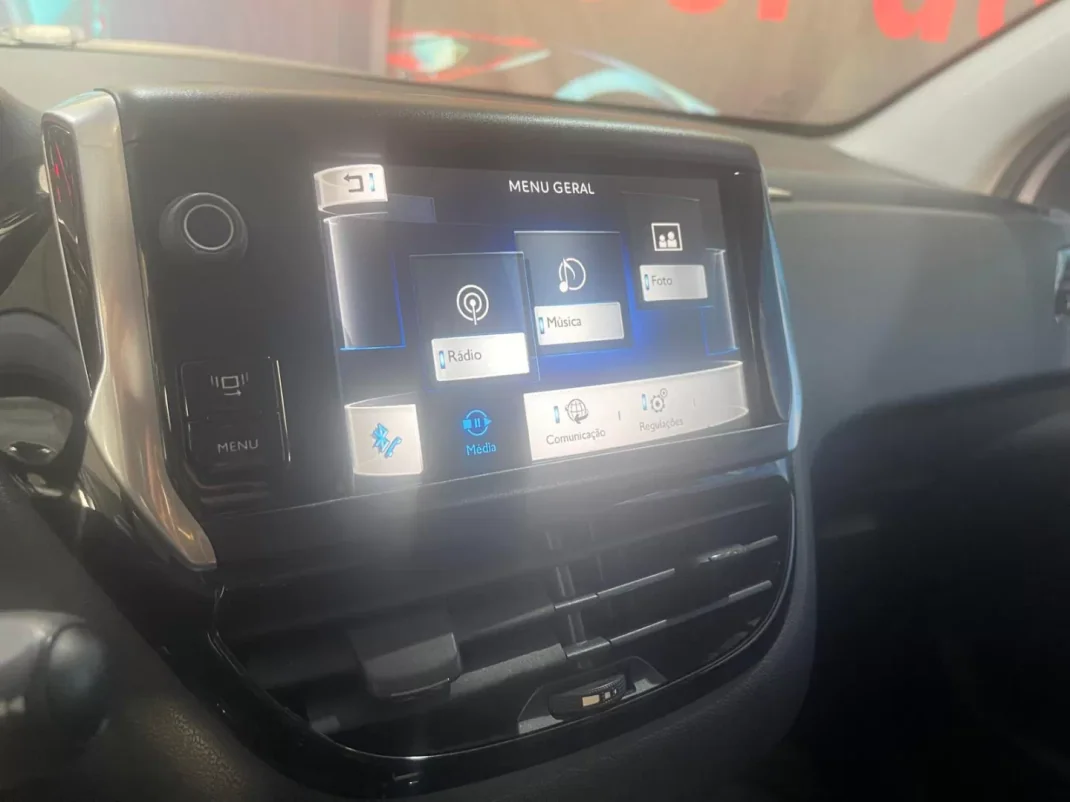 Peugeot 208 2013 - 6999 EUR, 195000 km - AUTO.MOTO.pt - 195000km - foto 31 de 35