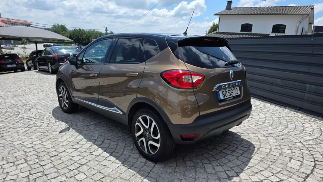 Renault Captur 2017 - 12990 EUR, 101000 km - AUTO.MOTO.pt - 101000km - foto 3 de 19