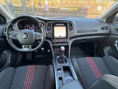 Renault Mégane Sport Tourer 2021 - 21000 EUR, 62000 km - AUTO.MOTO.pt - 62000km - foto 10 de 12