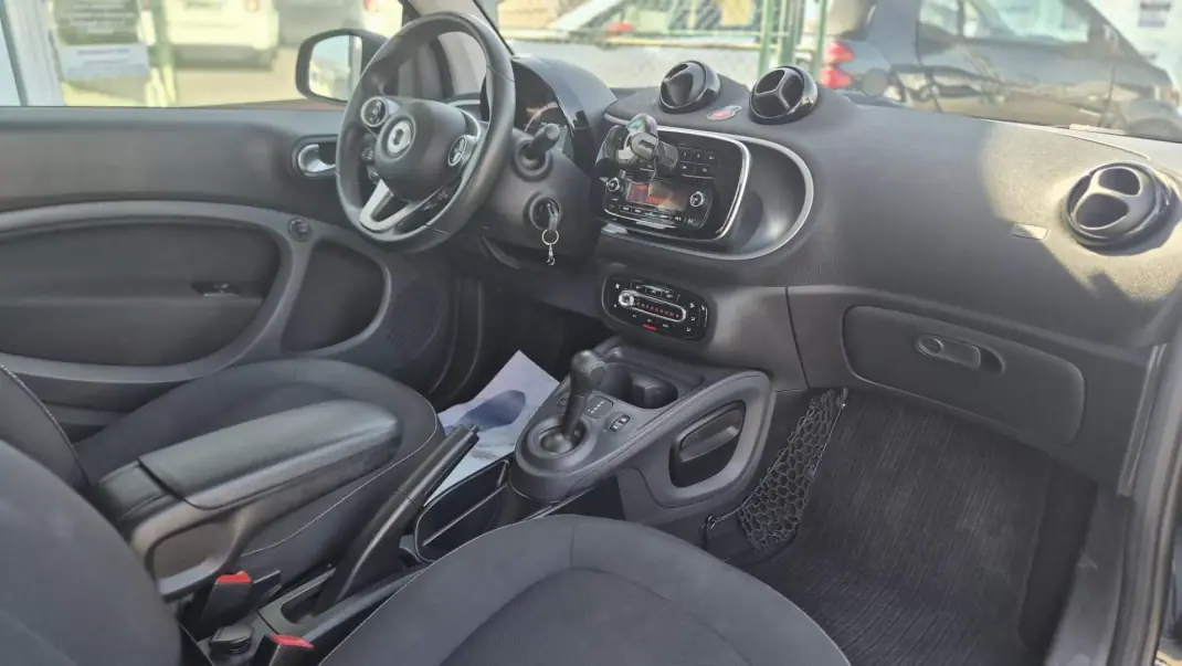 Smart Fortwo Cabrio 2019 - 14980 EUR, 70000 km - AUTO.MOTO.pt - 70000km - foto 3 de 8