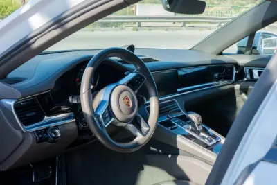 Porsche Panamera Sport Turismo 2020 - 72990 EUR, 132000 km - AUTO.MOTO.pt - 132000km - foto 19 de 22
