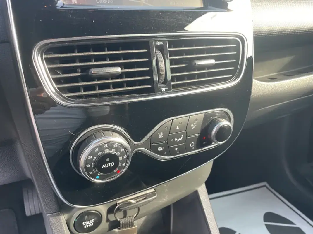 Renault Clio 2017 - 11950 EUR, 94905 km - AUTO.MOTO.pt - 94905km - foto 14 de 27