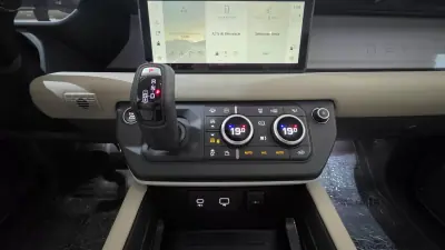 Land Rover Defender 2024 - 96000 EUR, 29684 km - AUTO.MOTO.pt - 29684km - foto 10 de 21