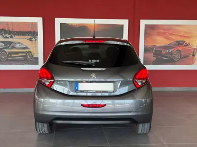 Peugeot 208 2018 - 12990 EUR, 96669 km - AUTO.MOTO.pt - 96669km - foto 10 de 21