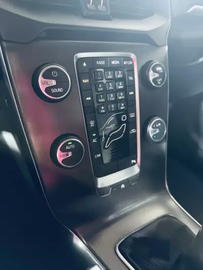 Volvo V40 2013 - 9990 EUR, 258002 km - AUTO.MOTO.pt - 258002km - foto 22 de 31