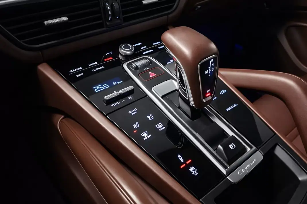 Porsche Cayenne 2022 - 69990 EUR, 140213 km - AUTO.MOTO.pt - 140213km - foto 10 de 12