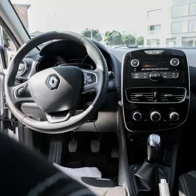 Renault Clio 2018 - 12900 EUR, 89758 km - 89758km - foto 9 de 23
