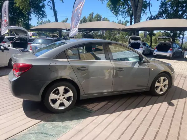 Chevrolet Cruze 2011 - 7300 EUR, 144700 km - AUTO.MOTO.pt - 144700km - foto 4 de 19