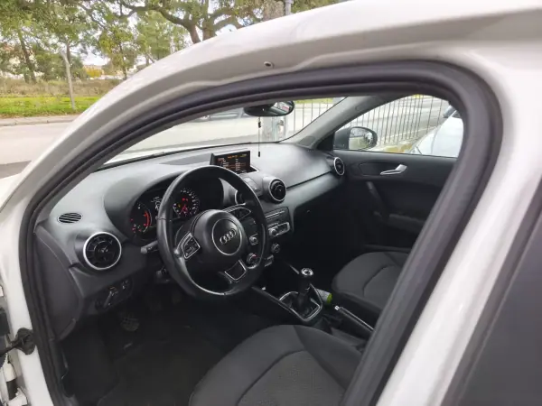 Audi A1 Sportback 2015 - 10900 EUR, 221000 km - AUTO.MOTO.pt - 221000km - foto 7 de 10