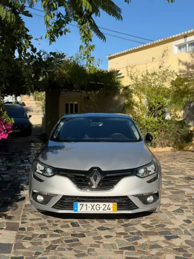 Renault Mégane 2019 - 14900 EUR, 91939 km - AUTO.MOTO.pt - 91939km - foto 3 de 9