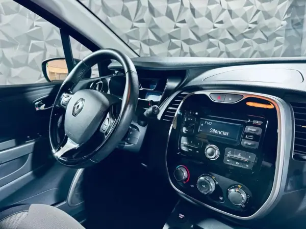 Renault Captur 2016 - 11990 EUR, 114588 km - AUTO.MOTO.pt - 114588km - foto 33 de 38