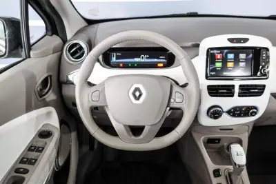 Renault Zoe 2017 - 15000 EUR, 45000 km - AUTO.MOTO.pt - 45000km - foto 7 de 15