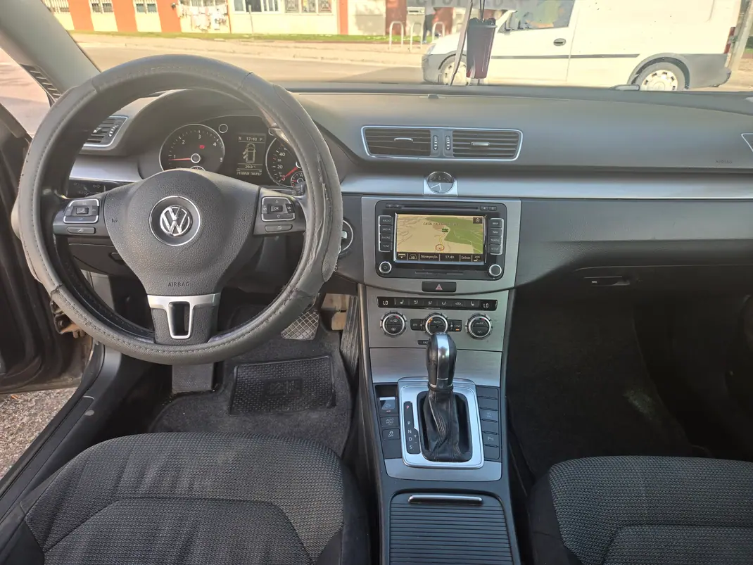 Volkswagen Passat Variant 2012 - 11000 EUR, 210000 km - AUTO.MOTO.pt - 210000km - foto 8 de 9