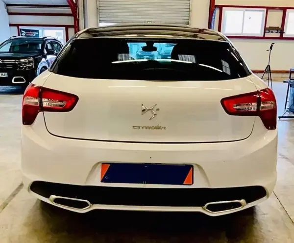 Citroën DS5 2013 - 10900 EUR, 179480 km - AUTO.MOTO.pt - 179480km - foto 3 de 11