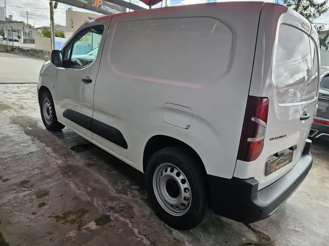 Citroën BERLINGO 3 LUGARES 2020 - 10750 EUR, 154000 km - AUTO.MOTO.pt - 154000km - foto 4 de 14