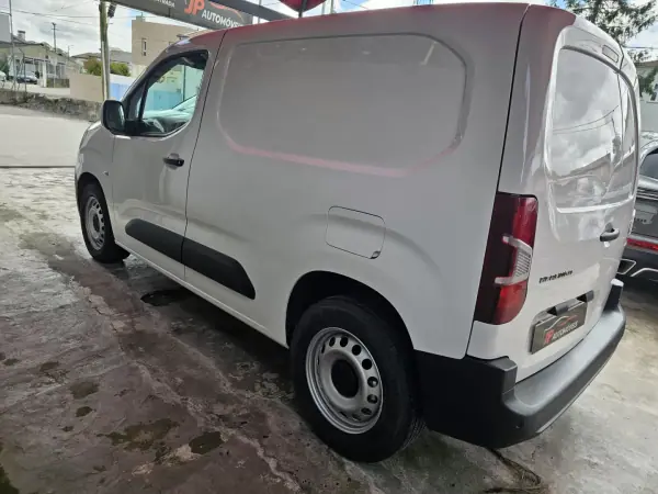 Citroën BERLINGO 3 LUGARES 2020 - 10750 EUR, 154000 km - AUTO.MOTO.pt - 154000km - foto 4 de 14