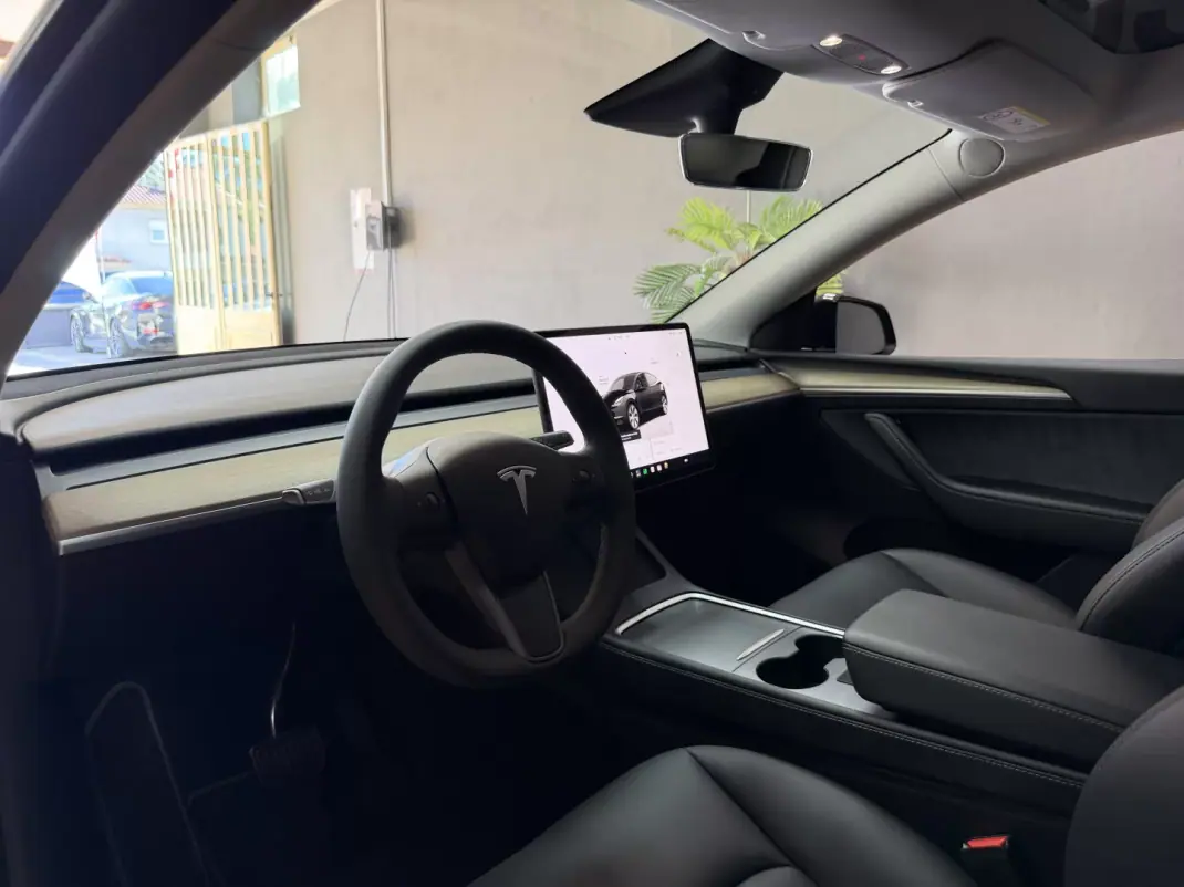 Tesla Model Y 2023 - 36500 EUR, 16200 km - 16200km - foto 7 de 15