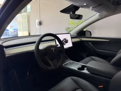 Tesla Model Y 2023 - 36500 EUR, 16200 km - 16200km - foto 7 de 15