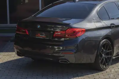 BMW 530e 2019 - 26850 EUR, 181810 km - AUTO.MOTO.pt - 181810km - foto 39 de 47