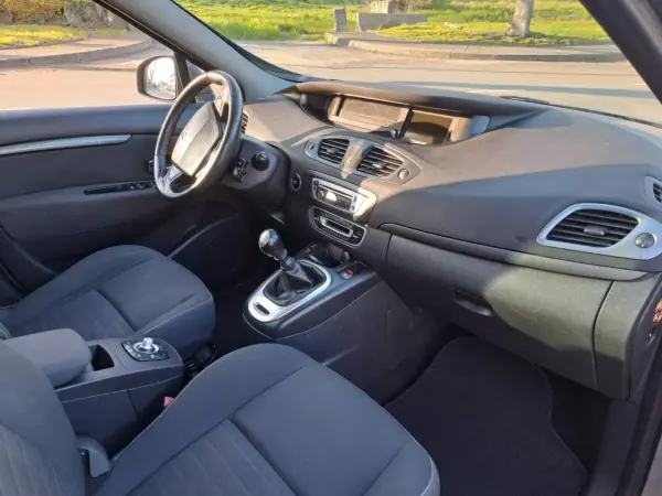 Renault Grand Scénic 2015 - 10990 EUR, 189000 km - AUTO.MOTO.pt - 189000km - foto 14 de 15