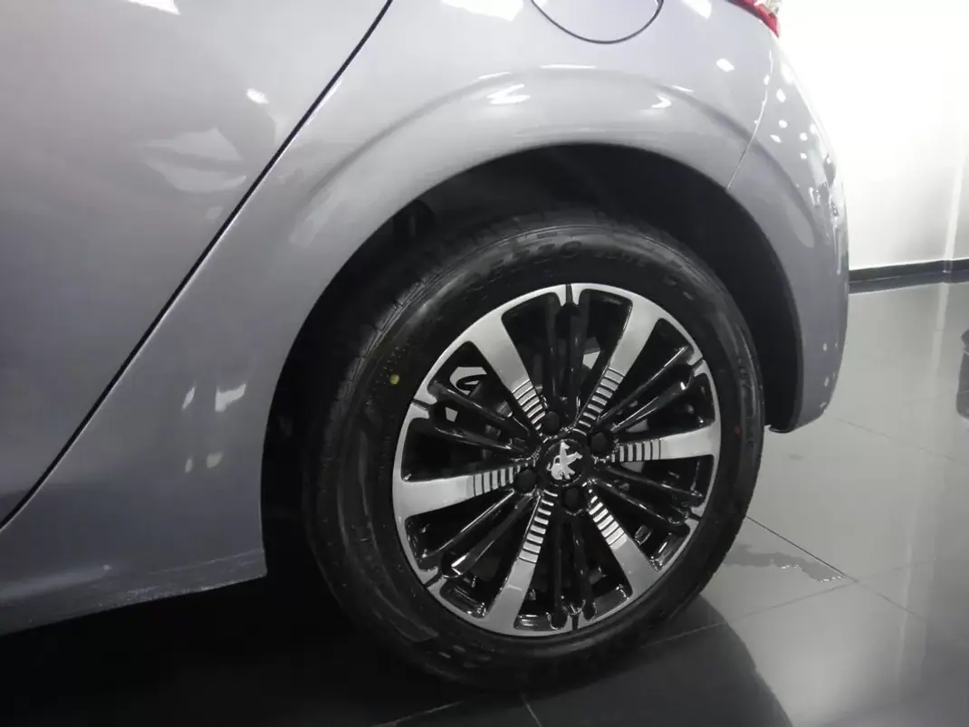 Peugeot 208 2019 - 11490 EUR, 71000 km - 71000km - foto 2 de 24