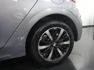 Peugeot 208 2019 - 11490 EUR, 71000 km - AUTO.MOTO.pt - 71000km - foto 2 de 24
