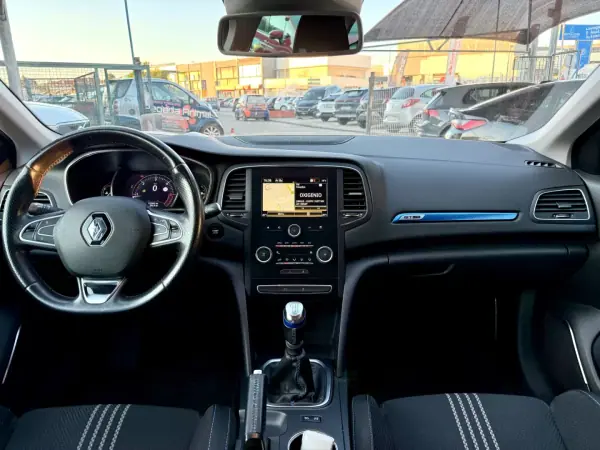 Renault Mégane Sport Tourer 2018 - 15950 EUR, 122000 km - AUTO.MOTO.pt - 122000km - foto 5 de 19