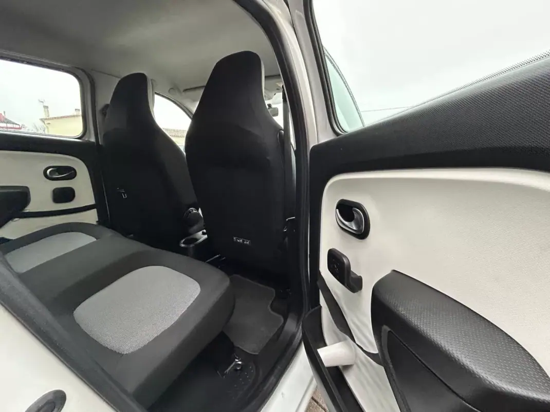 Renault Twingo 2018 - 10500 EUR, 113670 km - AUTO.MOTO.pt - 113670km - foto 17 de 18