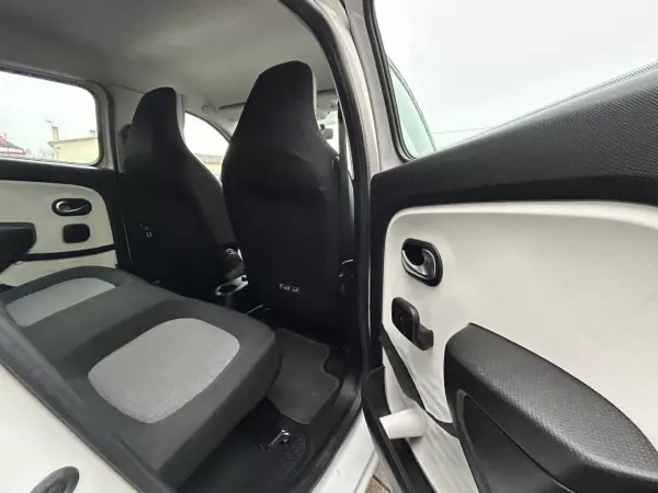 Renault Twingo 2018 - 10500 EUR, 113670 km - AUTO.MOTO.pt - 113670km - foto 17 de 18