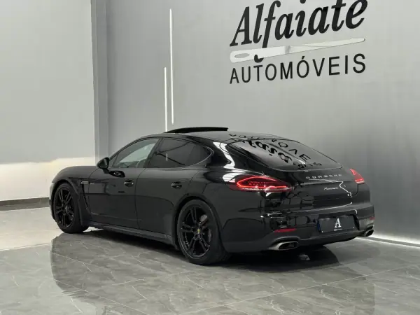 Porsche Panamera 2015 - 33990 EUR, 247000 km - AUTO.MOTO.pt - 247000km - foto 4 de 44