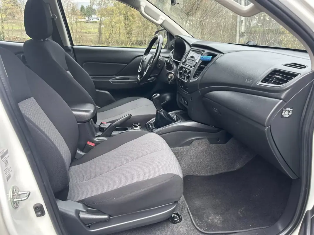 Mitsubishi L 200 King Cab 2022 - 29900 EUR, 136000 km - AUTO.MOTO.pt - 136000km - foto 7 de 12