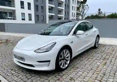 Tesla Model 3 2019 - 20000 EUR, 72000 km - AUTO.MOTO.pt - 72000km - foto 1 de 10
