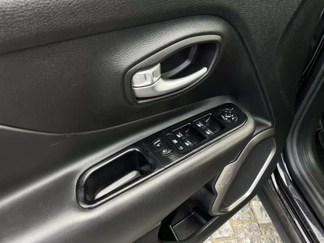 Jeep Renegade 2019 - 15500 EUR, 106977 km - AUTO.MOTO.pt - 106977km - foto 27 de 39