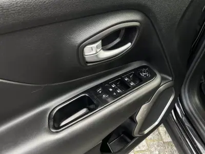 Jeep Renegade 2019 - 15500 EUR, 106977 km - AUTO.MOTO.pt - 106977km - foto 27 de 39