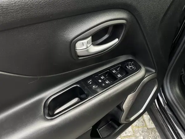 Jeep Renegade 2019 - 15500 EUR, 106977 km - AUTO.MOTO.pt - 106977km - foto 27 de 39