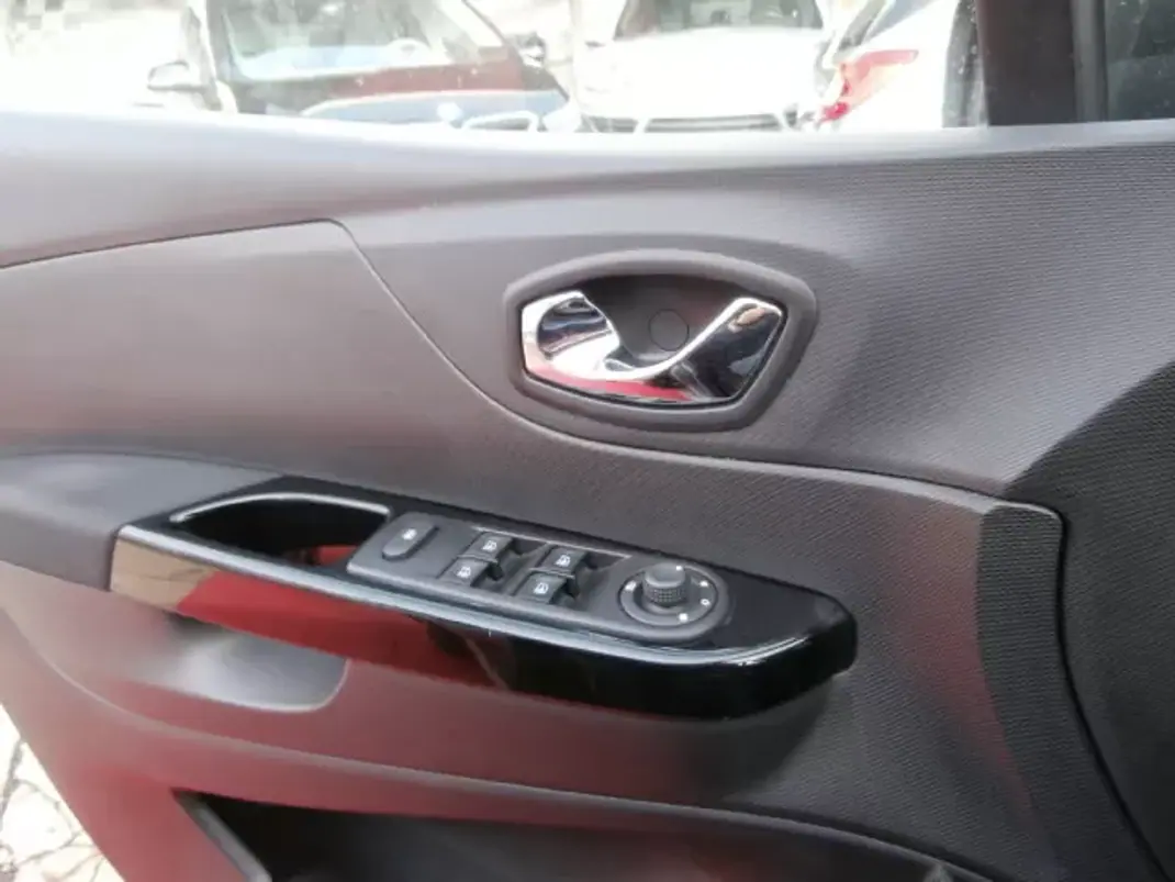 Renault Captur 2014 - 12900 EUR, 155622 km - AUTO.MOTO.pt - 155622km - foto 20 de 30