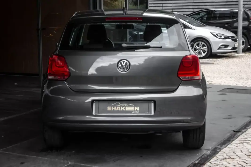 Volkswagen Polo 2011 - 6900 EUR, 195710 km - AUTO.MOTO.pt - 195710km - foto 8 de 23