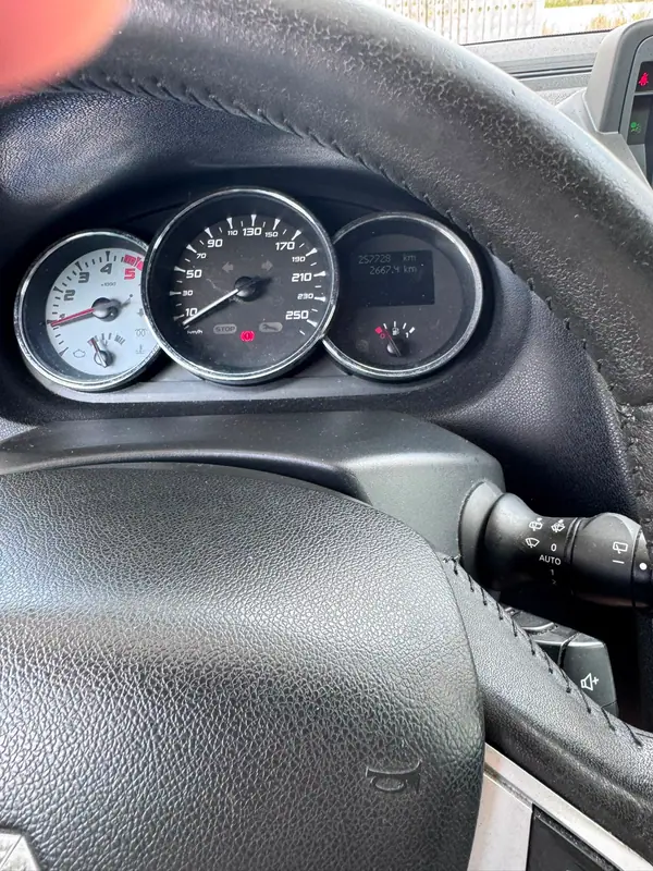 Renault Mégane Sport Tourer 2011 - 4999 EUR, 257000 km - AUTO.MOTO.pt - 257000km - foto 13 de 15