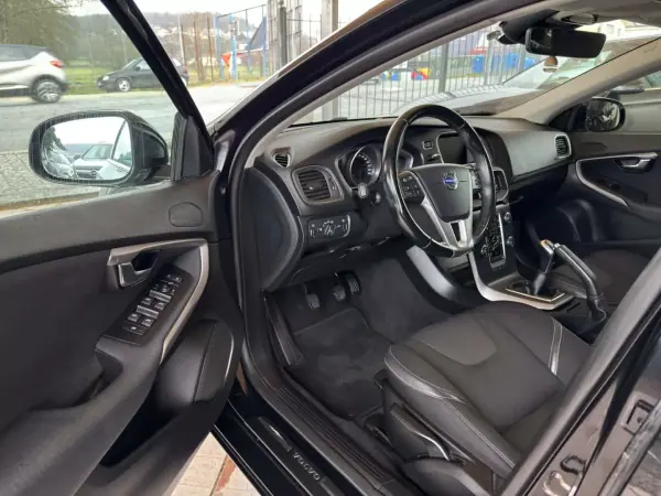 Volvo V40 2014 - 10950 EUR, 203325 km - AUTO.MOTO.pt - 203325km - foto 18 de 32