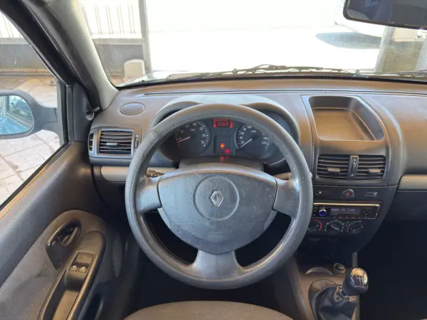 Renault Clio 2004 - 3250 EUR, 222926 km - AUTO.MOTO.pt - 222926km - foto 17 de 28