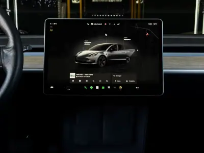 Tesla Model 3 2022 - 29990 EUR, 125900 km - AUTO.MOTO.pt - 125900km - foto 19 de 31