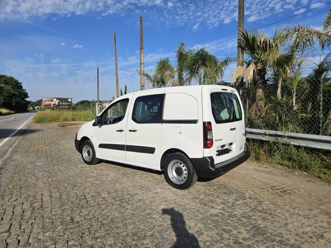 Peugeot Partner 2016 - 8750 EUR, 170000 km - AUTO.MOTO.pt - 170000km - foto 6 de 6