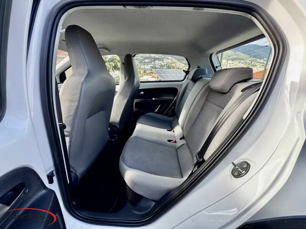 Volkswagen Cross Up! 2014 - 9950 EUR, 112304 km - AUTO.MOTO.pt - 112304km - foto 5 de 18